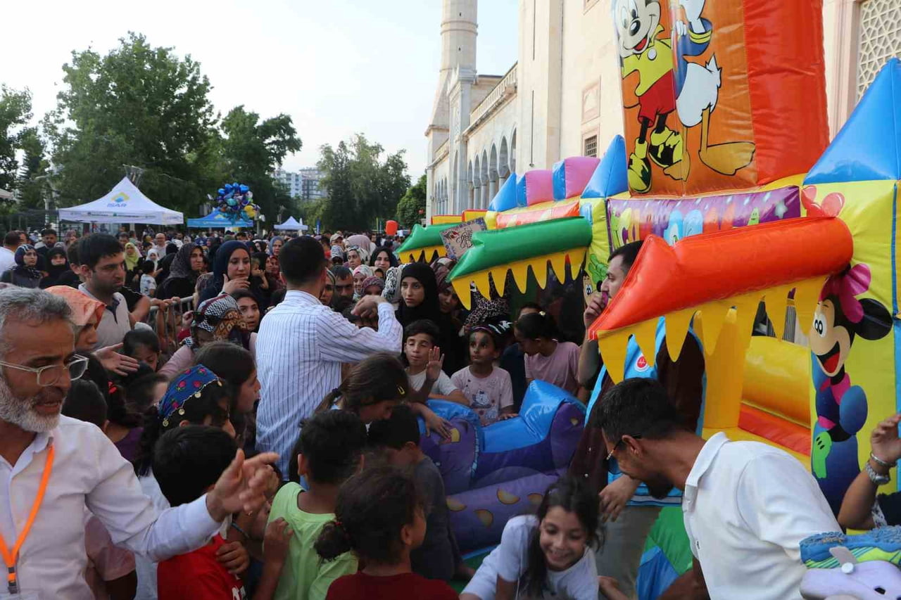 ADANA’DA “CAMİ AVLUSUNDA ATAN KALPLER” ETKİNLİĞİNDE ÇOCUKLAR, SABANCI MERKEZ CAMİİ AVLUSUNDA...