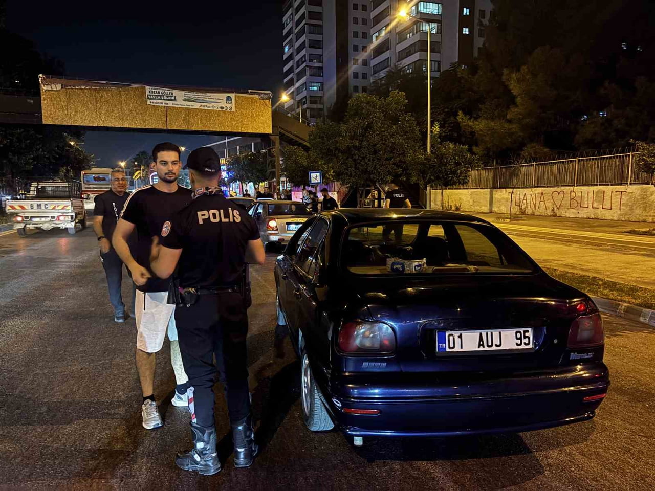 ADANA’DA POLİS EKİPLERİNİN KENT GENELİNDE GERÇEKLEŞTİRDİĞİ ‘HUZUR VE GÜVEN’ UYGULAMASINDA ÇEŞİTLİ...