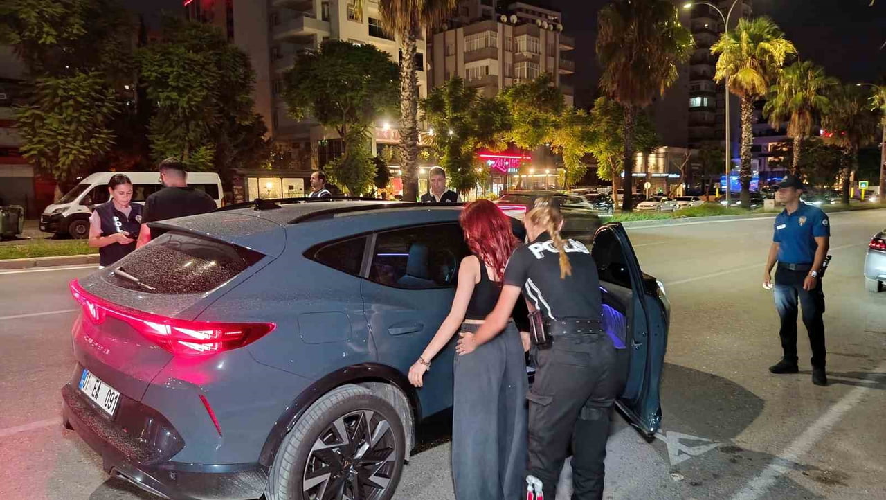 ADANA’DA POLİSİN KENT GENELİNDE GERÇEKLEŞTİRDİĞİ ‘HUZUR VE GÜVEN’ UYGULAMASINDA KURALLARA UYMAYAN...