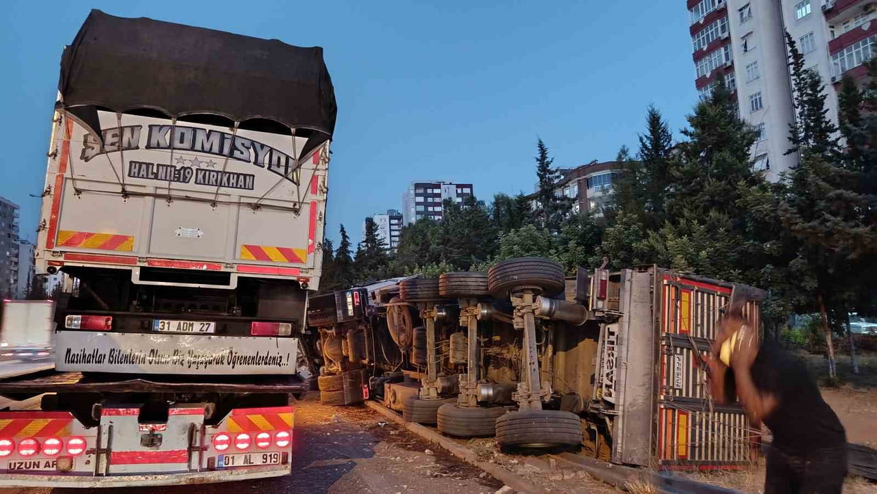 ADANA’DA TAG OTOYOLUNDA 4 ARACIN KARIŞTIĞI ZİNCİRLEME TRAFİK KAZASINDA 3 KİŞİ YARALANDI. BİR SÜRE...