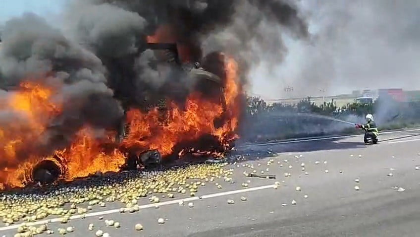 ADANA’NIN CEYHAN İLÇESİNDE TAG OTOYOLUNDA YOLDA ARIZALANAN TIRA KAMYONUN ÇARPMASI SONUCU YANGIN...