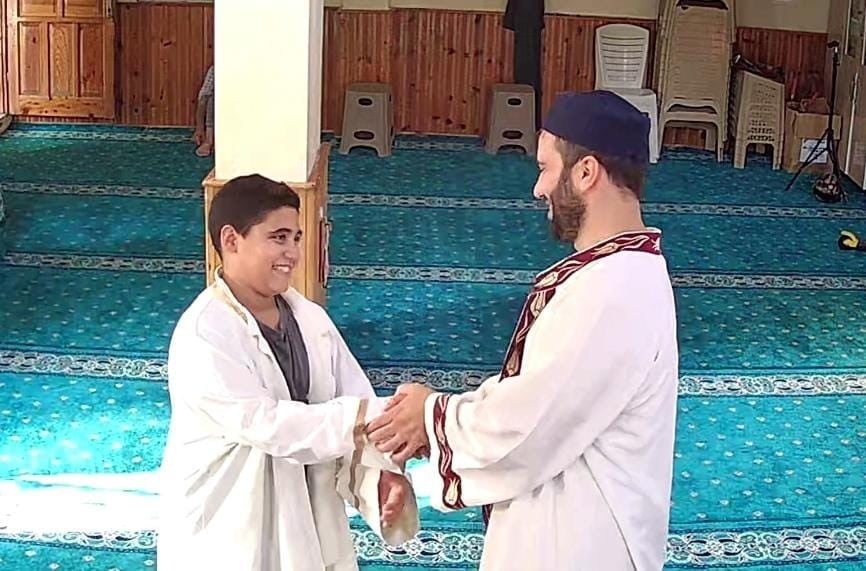 ADANA’NIN FEKE İLÇESİNDE CAMİYE ŞORTLA GELEN BİR ÇOCUK, İMAM HATİP EMRULLAH ARDO’NUN CÜBBELİ...