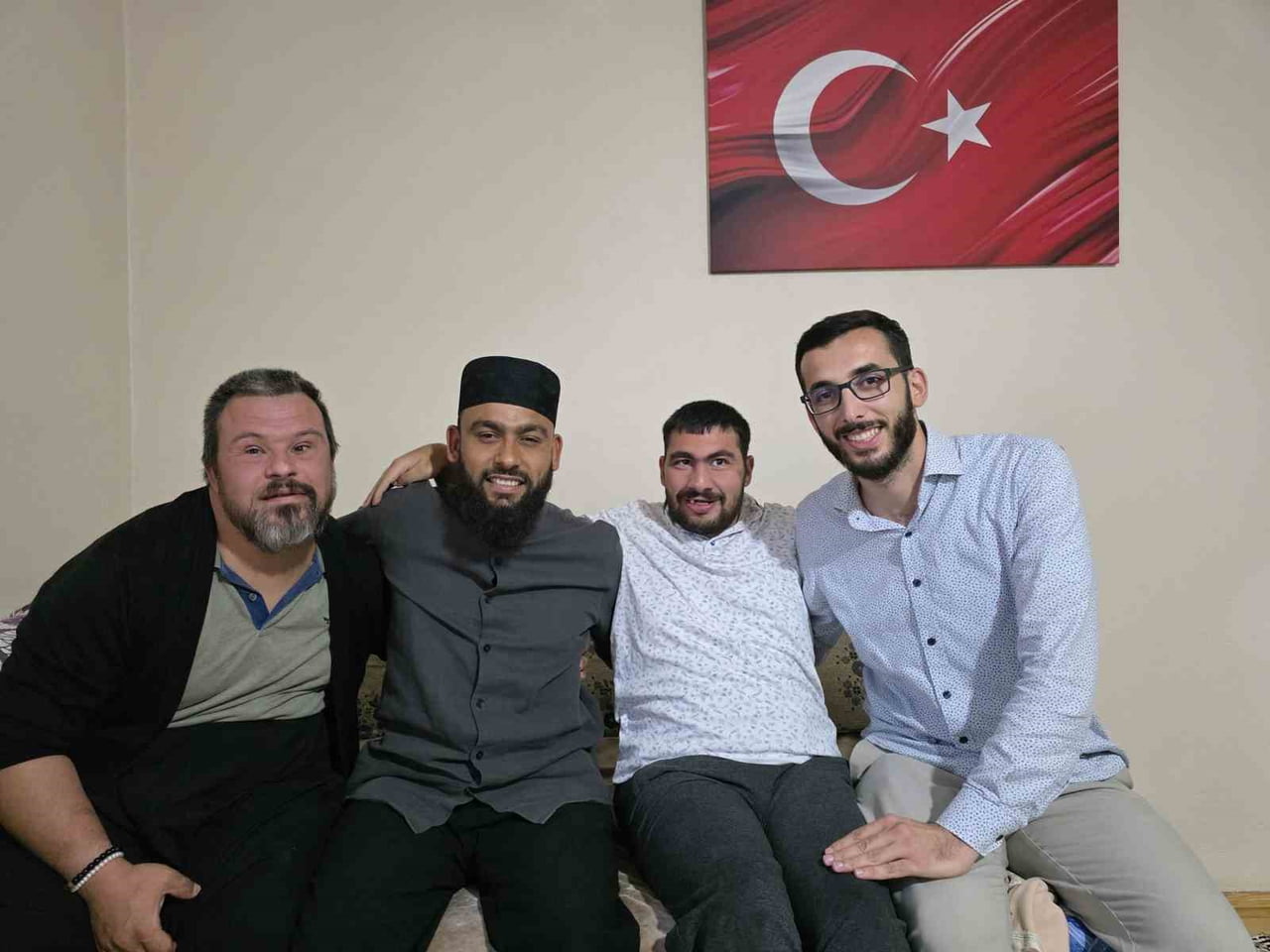 ADANA’NIN FEKE İLÇESİNDE YAŞAYAN DOWN SENDROMLU SAVAŞ YAVUZ’UN EZAN VE İLAHİ SEVGİSİ, KENDİSİNİ...