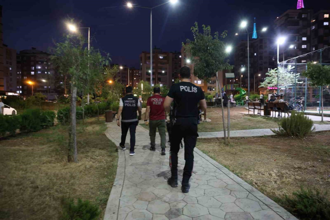 ADANA’NIN KOZAN İLÇESİNDE POLİS EKİPLERİ TARAFINDAN "KOZAN’A GÜVEN" UYGULAMALARI KAPSAMINDA...