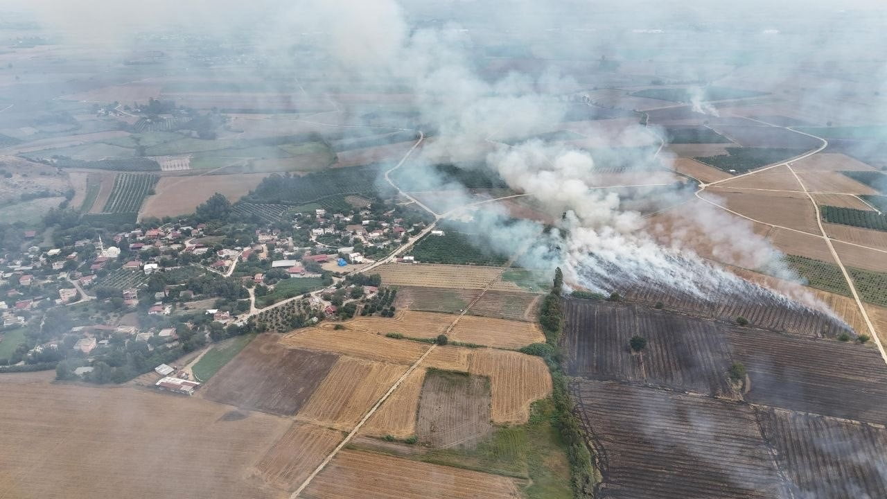 ADANA’NIN KOZAN İLÇESİNE BAĞLI TILAN MAHALLESİ’NDE TARLALARDA YAKILAN ANIZLAR NEDENİYLE ÇIKAN...