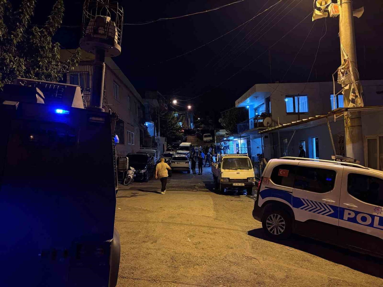 ADETA SAVAŞ ALANINA DÖNEN MAHALLEDE 17 ADRESE POLİS EKİPLERİ  OPERASYON DÜZENLEDİ