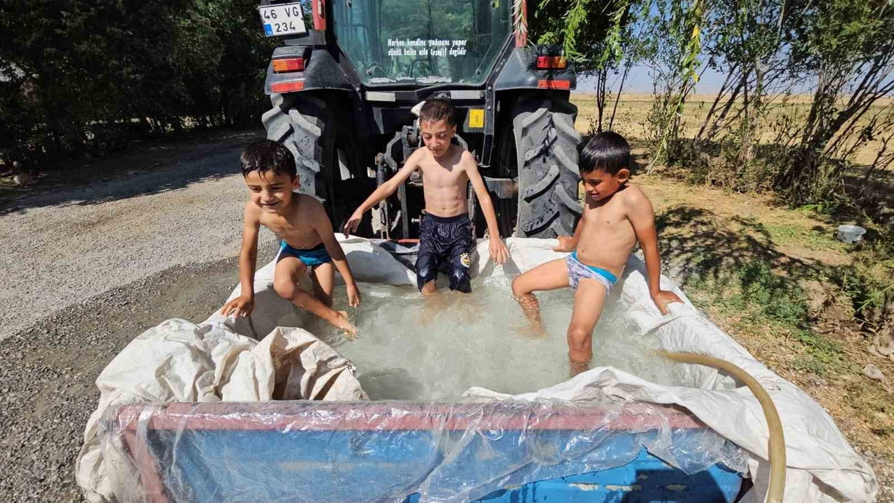ADİLCEVAZ İLÇESİNE BAĞLI AYDINLAR BELDESİNDE ÇOCUKLAR, TRAKTÖRÜN ARKASINA TAKILAN VE İÇERİSİNİ...