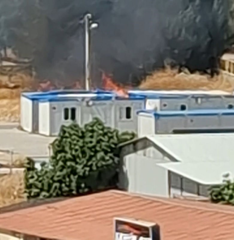 ADIYAMAN'DA AŞIRI SICAKLAR NEDENİYLE KISA DEVRE YAPAN ELEKTRİK TELLERİNDEN ÇIKAN KIVILCIM YANGINA...