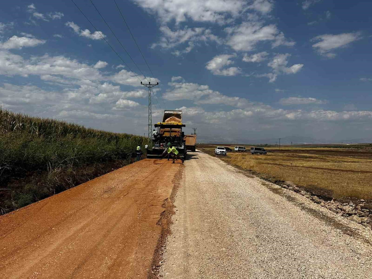 ADIYAMAN'DA BEŞYOL VE KIZILİN KÖYLERİ ARASINDA YAPIMI DEVAM EDEN SICAK ASFALT ÇALIŞMALARINI...