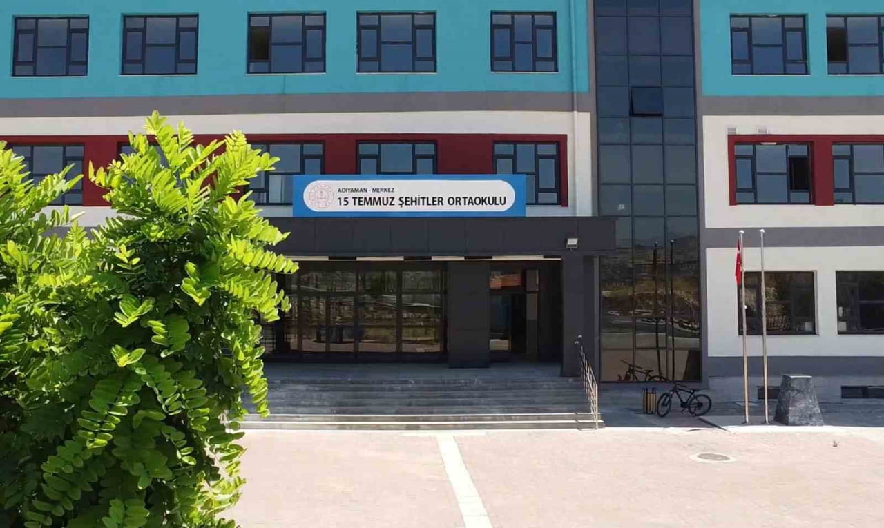 ADIYAMAN'DA İNDERE YAŞAM ALANI'NDA YAPIMI TAMAMLANAN 15 TEMMUZ ŞEHİTLER ORTAOKULU, YENİ EĞİTİM...