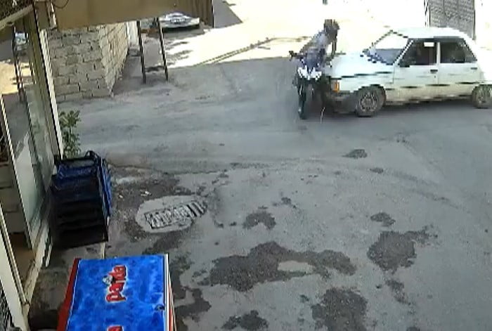 ADIYAMAN'DA MOTOSİKLET İLE OTOMOBİLİN ÇARPIŞTIĞI KAZADA MOTOSİKLET SÜRÜCÜSÜ METRELERCE HAVAYA...