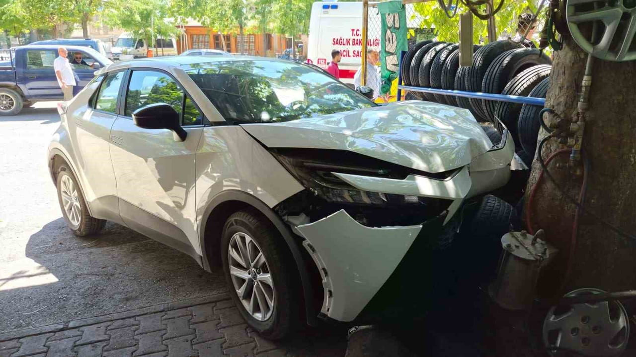 ADIYAMAN'DA OTOMOBİLİN YAYAYA ÇARPMASI SONUCU 1 KİŞİ YARALANDI.