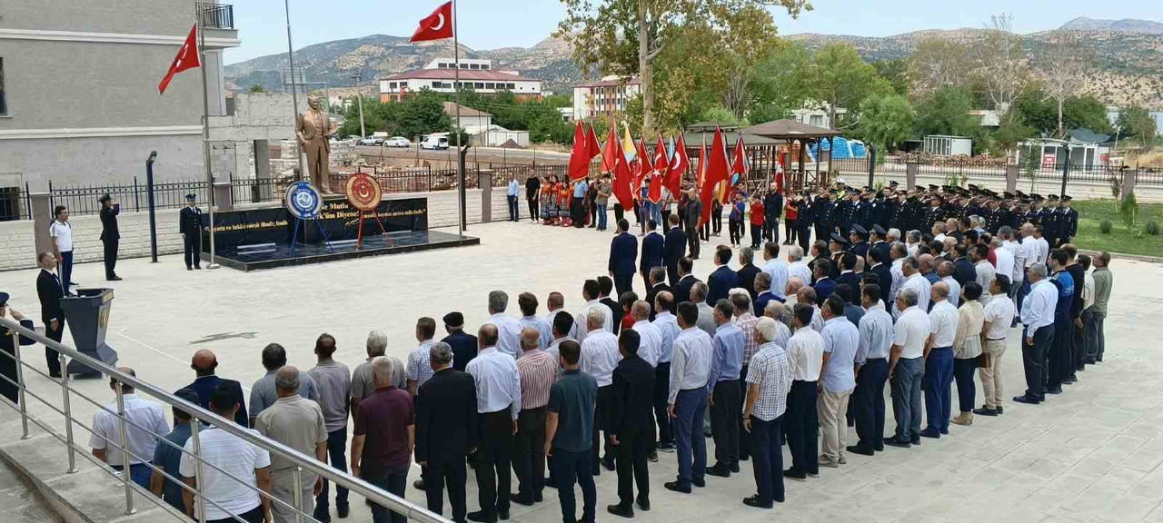 ADIYAMAN'IN GÖLBAŞI İLÇESİNDE 30 AĞUSTOS ZAFER BAYRAMI ATATÜRK ANITINA ÇELENK SUNUMUYLA...