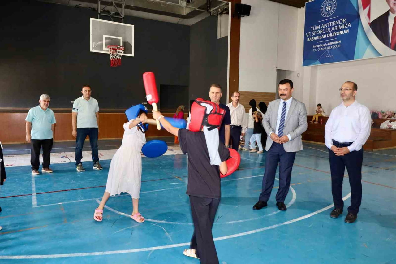 ADIYAMAN'IN KAHTA KAYMAKAMI MUHAMMED ÜSAME SOYSAL, KAHTA FATMA AHU TERZİ GENÇLİK MERKEZİ'NDE...