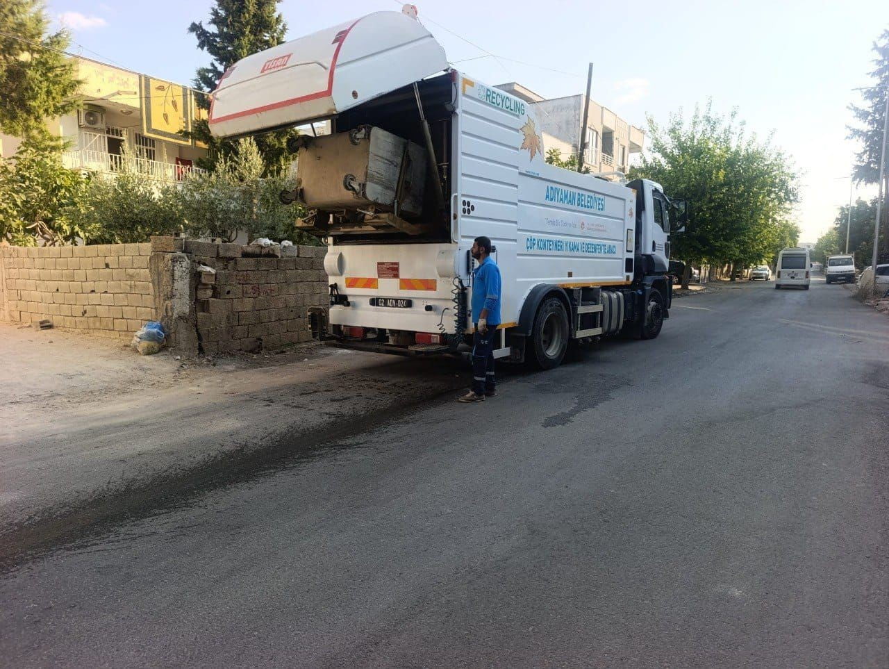 ADIYAMAN BELEDİYESİ, KENT GENELİNDE ÇÖP KONTEYNERLERİNİN TEMİZLİĞİ VE DEZENFEKSİYONU ÇALIŞMALARINI...
