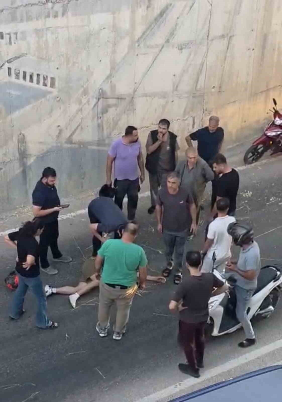 ADIYAMAN’DA, BARİYERLERE ÇARPTIKTAN SONRA MOTOSİKLETTEN FIRLAYARAK KARAYOLUNDAN ALT GEÇİTTE DÜŞEN...