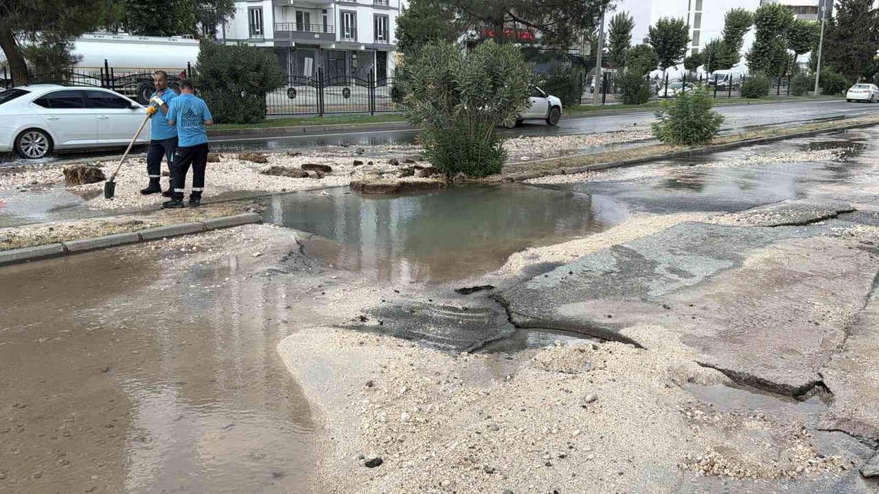 ADIYAMAN’DA KARAYOLUNUN ALTINDAN GEÇEN ŞEBEKE SUYU HATTININ PATLAMASI SONUCU ASFALT ÇÖKTÜ, SEYİR...