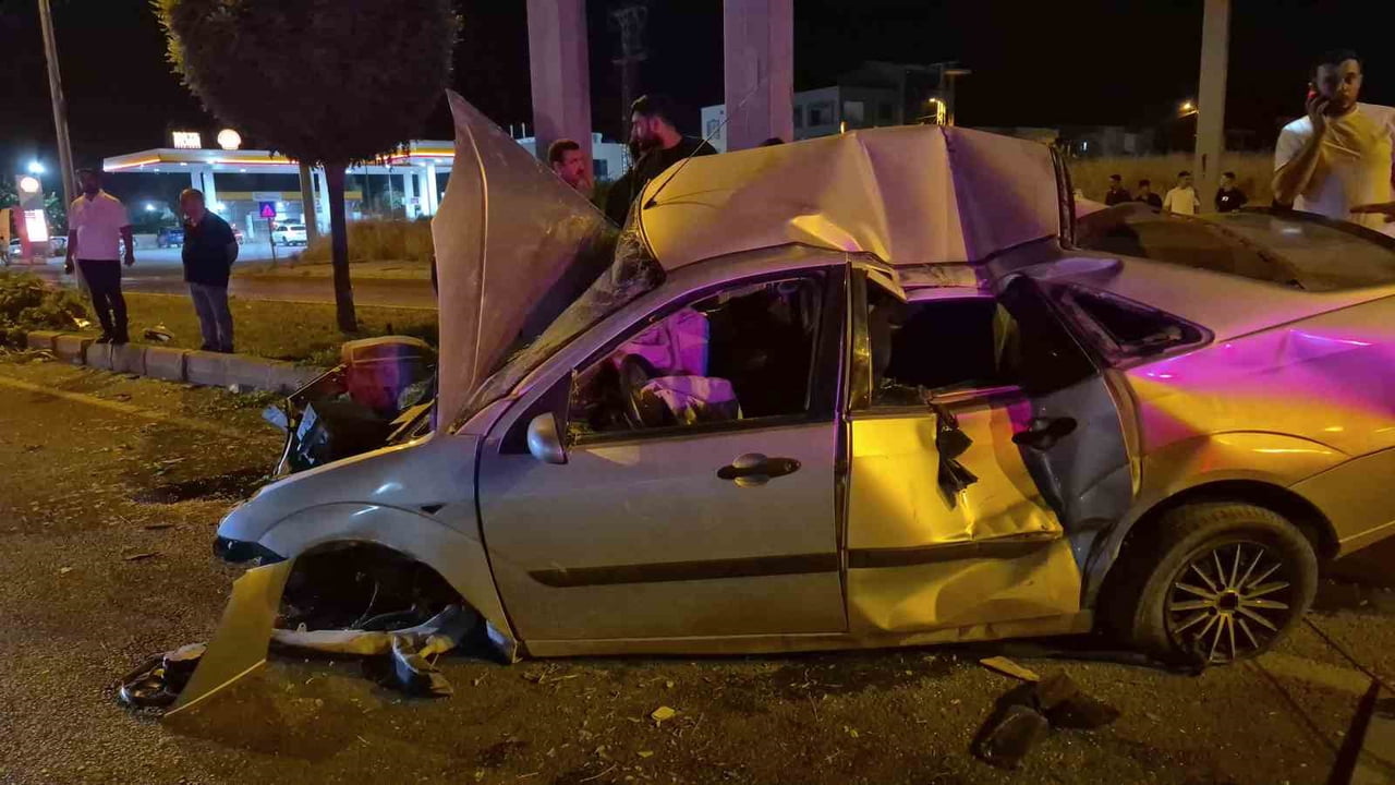 ADIYAMAN’DA KONTROLDEN ÇIKAN OTOMOBİLİN DİREĞE ÇARPMASI SONUCU SONUCU 4 KİŞİ YARALANDI.