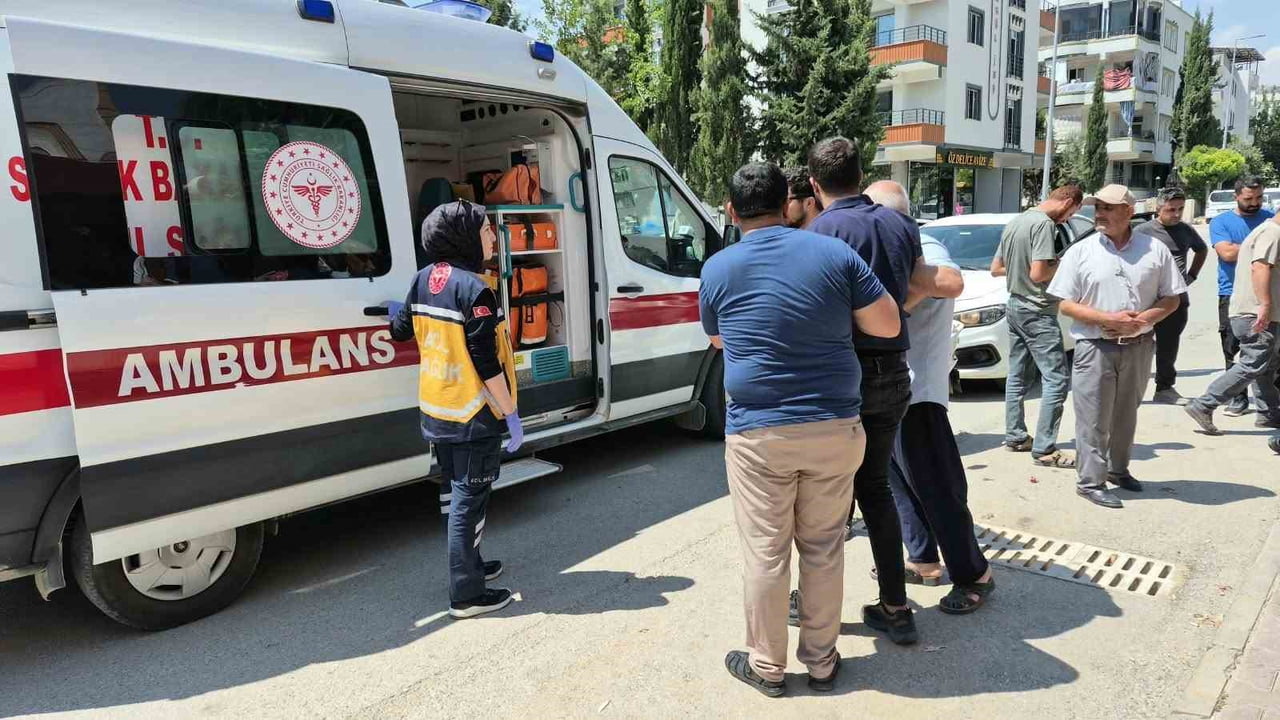 ADIYAMAN’DA MİNİBÜS İLE MOTOSİKLETİN ÇARPIŞMASI SONUCU MEYDANA GELEN KAZADA 2 KİŞİ...