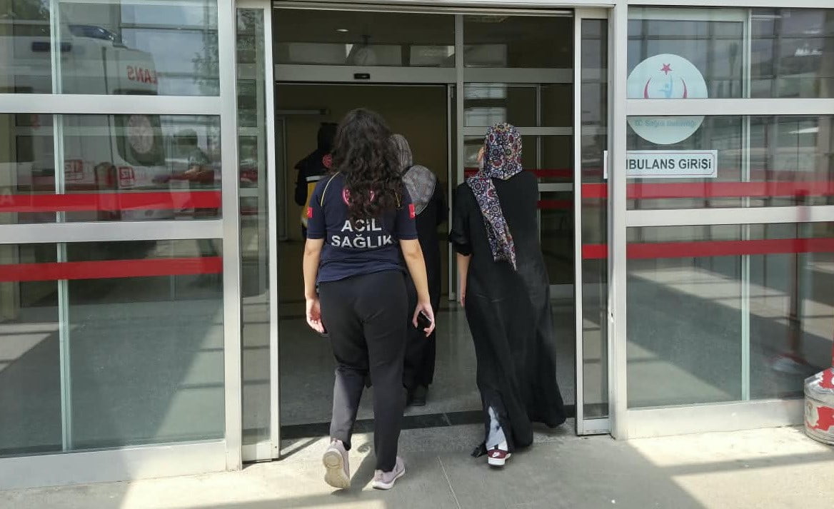 ADIYAMAN’DA MOTOSİKLETİN YAYALARA ÇARPMASI SONUCU 2 KİŞİ YARALANDI.