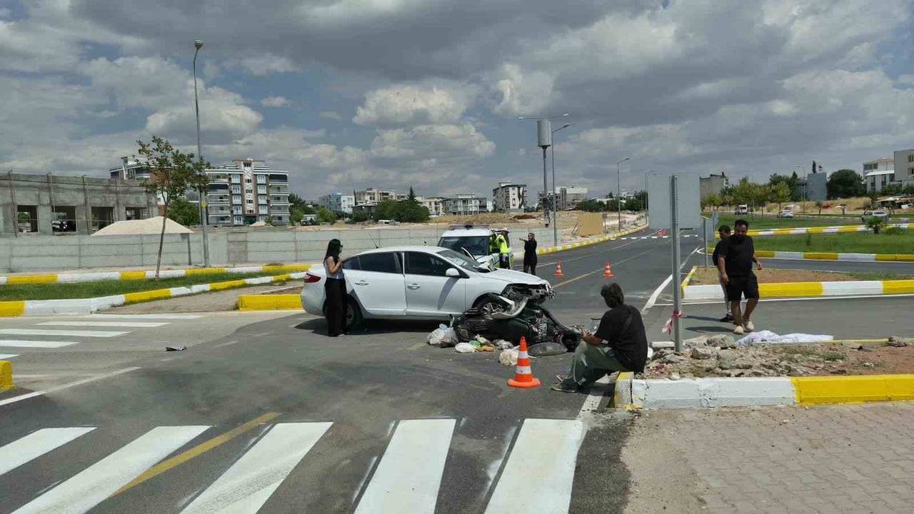 ADIYAMAN’DA OTOMOBİL İLE MOTOSİKLETİN ÇARPIŞMASI SONUCU MEYDANA GELEN KAZADA 1 KİŞİ...