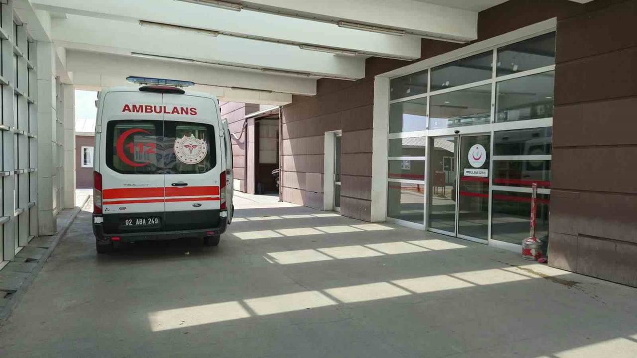ADIYAMAN’DA PARKTA DENGESİNİ KAYBEDEREK ELEKTRİK DİREĞİNDE BULUNAN DEMİRE ÇARPMASI SONUCU 1 KİŞİ...