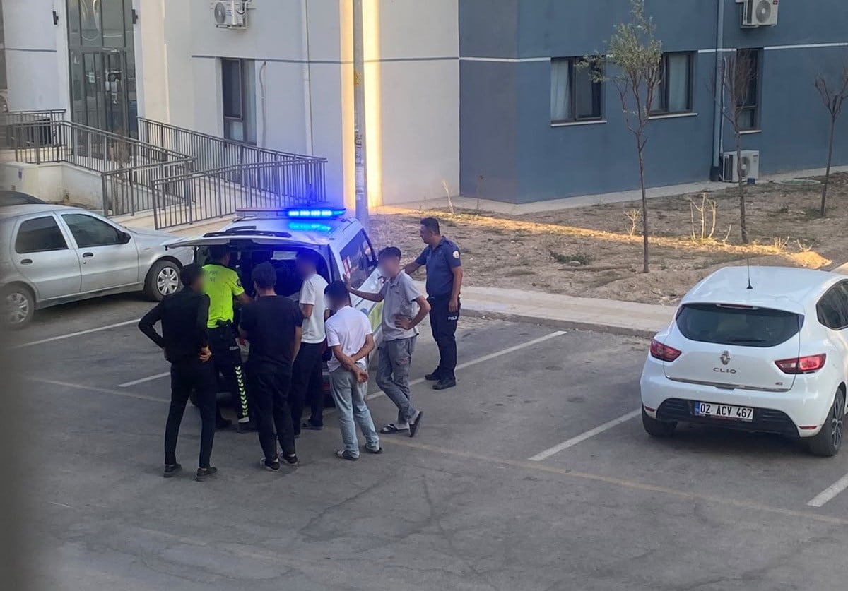 ADIYAMAN’DA POLİS EKİPLERİNİN DUR İKAZLARINA UYMAYARAK KAÇAN EHLİYETSİZ SÜRÜCÜYE 180 BİN TL PARA...
