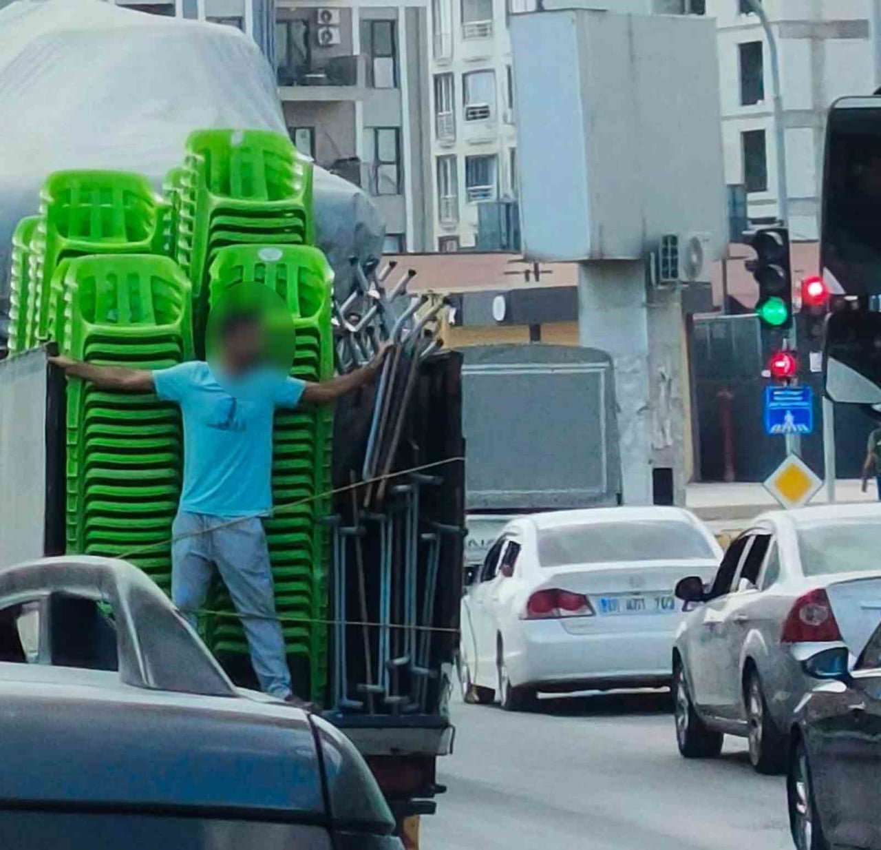 ADIYAMAN’DA SEYİR HALİNDEKİ BİR ARACIN KASASINDA, YÜKLÜ MALZEMELERİN ARASINDA HERHANGİ BİR...