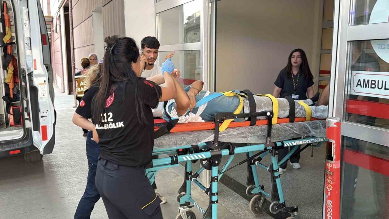 ADIYAMAN’DA, SÜRÜCÜSÜNÜN DİREKSİYON HAKİMİYETİNİ KAYBETTİĞİ MOTOSİKLETİN DEVRİLMESİ SONUCU 2 KİŞİ...