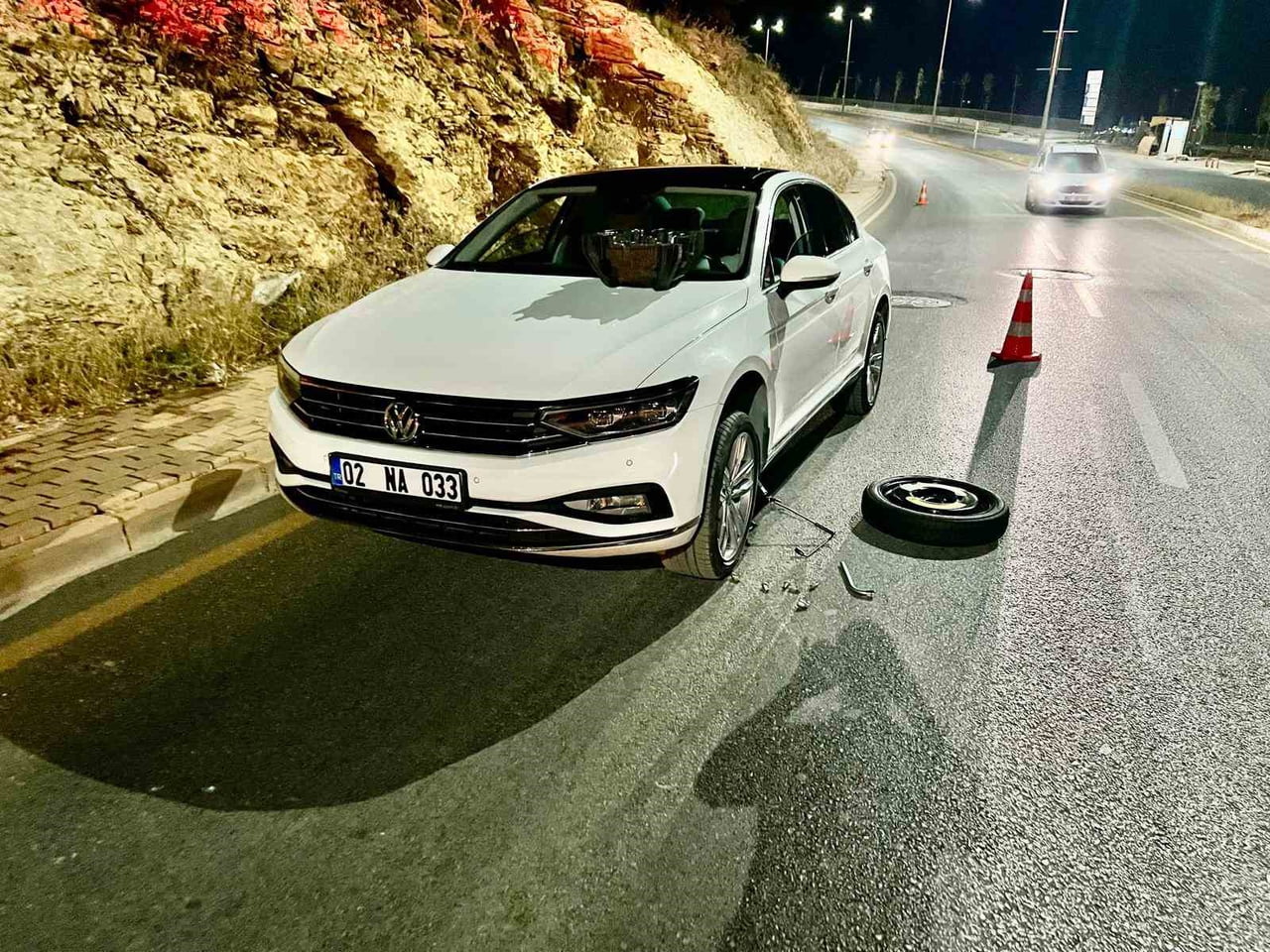 ADIYAMAN’DA, TAM KAPATILMAYAN ÇUKURA GİREN 4 ARACIN LASTİKLERİ PATLADI.