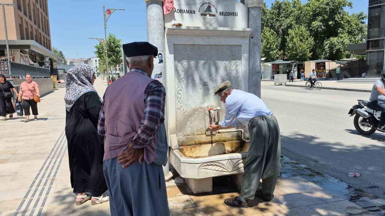 ADIYAMAN’DA VATANDAŞLAR SERİNLEMEK İÇİN GÖLGELİK YERLERİ TERCİH EDERKEN, BAZI VATANDAŞLAR İSE...