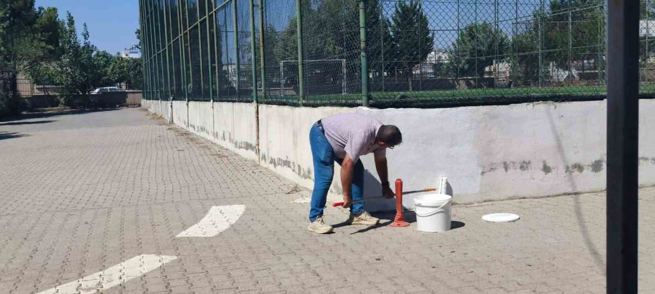 ADIYAMAN FATİH ANADOLU LİSESİ’NDE YAZ TATİLİ FIRSAT BİLİNEREK OKULUN ÇEŞİTLİ BÖLÜMLERİNDE BAKIM...