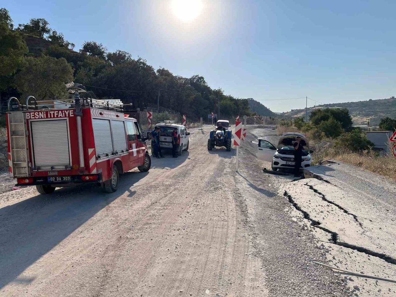 ADIYAMAN’IN BESNİ İLÇESİNDE DAHA ÖNCEDEN HEYELANIN OLDUĞU YOLDA BİR OTOMOBİL KONTROLDEN ÇIKARAK...