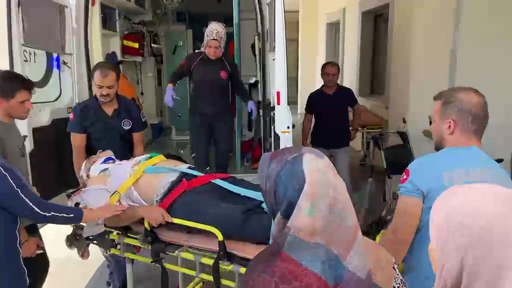 ADIYAMAN’IN BESNİ İLÇESİNDE İKİ OTOMOBİLİN ÇARPIŞMASI SONUCU MEYDANA GELEN TRAFİK KAZASINDA 1’İ...