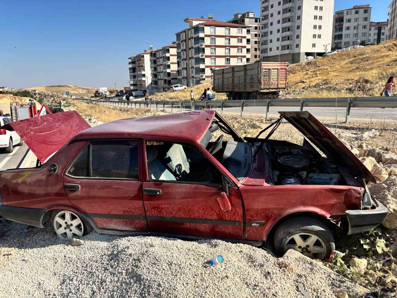 ADIYAMAN’IN BESNİ İLÇESİNDE KONTROLDEN ÇIKARAK ŞARAMPOLE GİREN OTOMOBİLİN SÜRÜCÜSÜ...