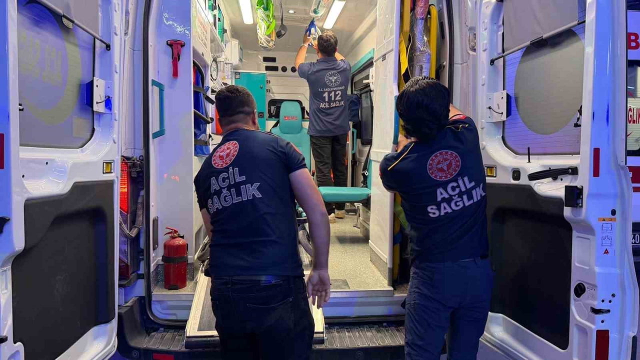 ADIYAMAN’IN BESNİ İLÇESİNDE KÖPEKLERİN KOVALAMASI SONUCU KAÇTIĞI SIRADA DÜŞEREK YARALANAN ÇOCUK...