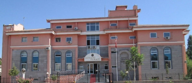 ADIYAMAN’IN GÖLBAŞI İLÇESİNDE ÇEŞİTLİ SUÇLARDAN ARANAN KADIN ŞAHIS YAKALANARAK...