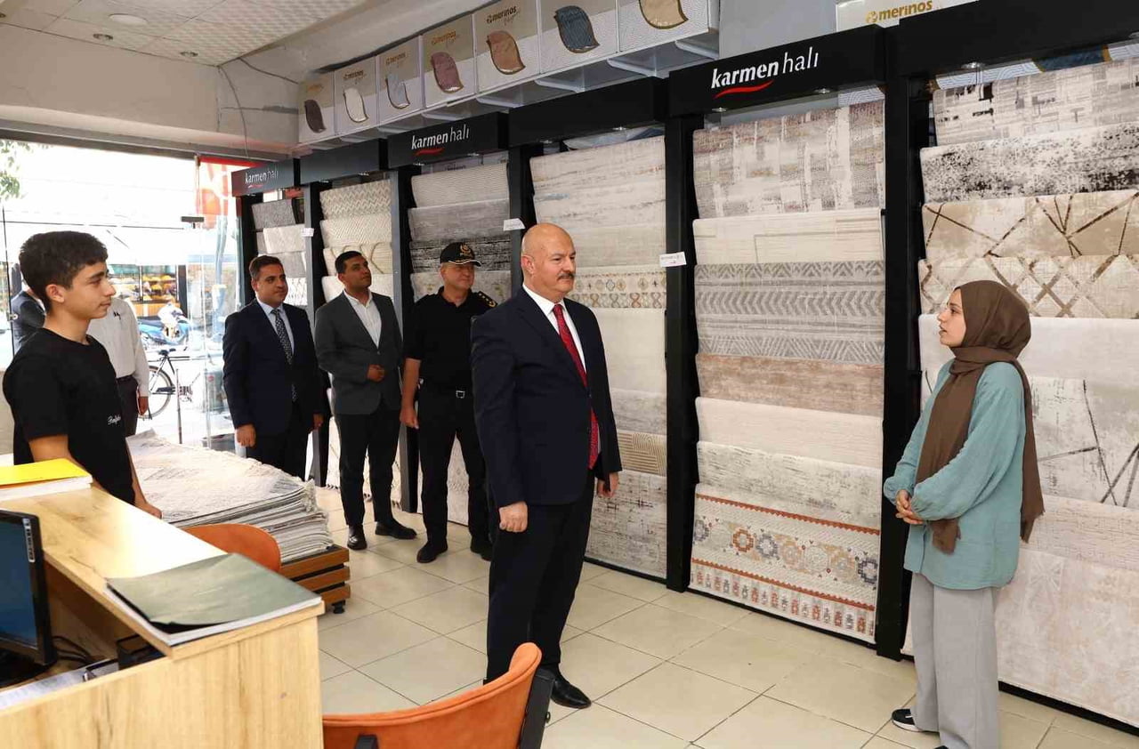 ADIYAMAN VALİSİ ABDULLAH KÜÇÜK, SIRATUT MAHALLESİ CUMHURİYET CADDESİ’NDE FAALİYET GÖSTEREN ESNAFI...