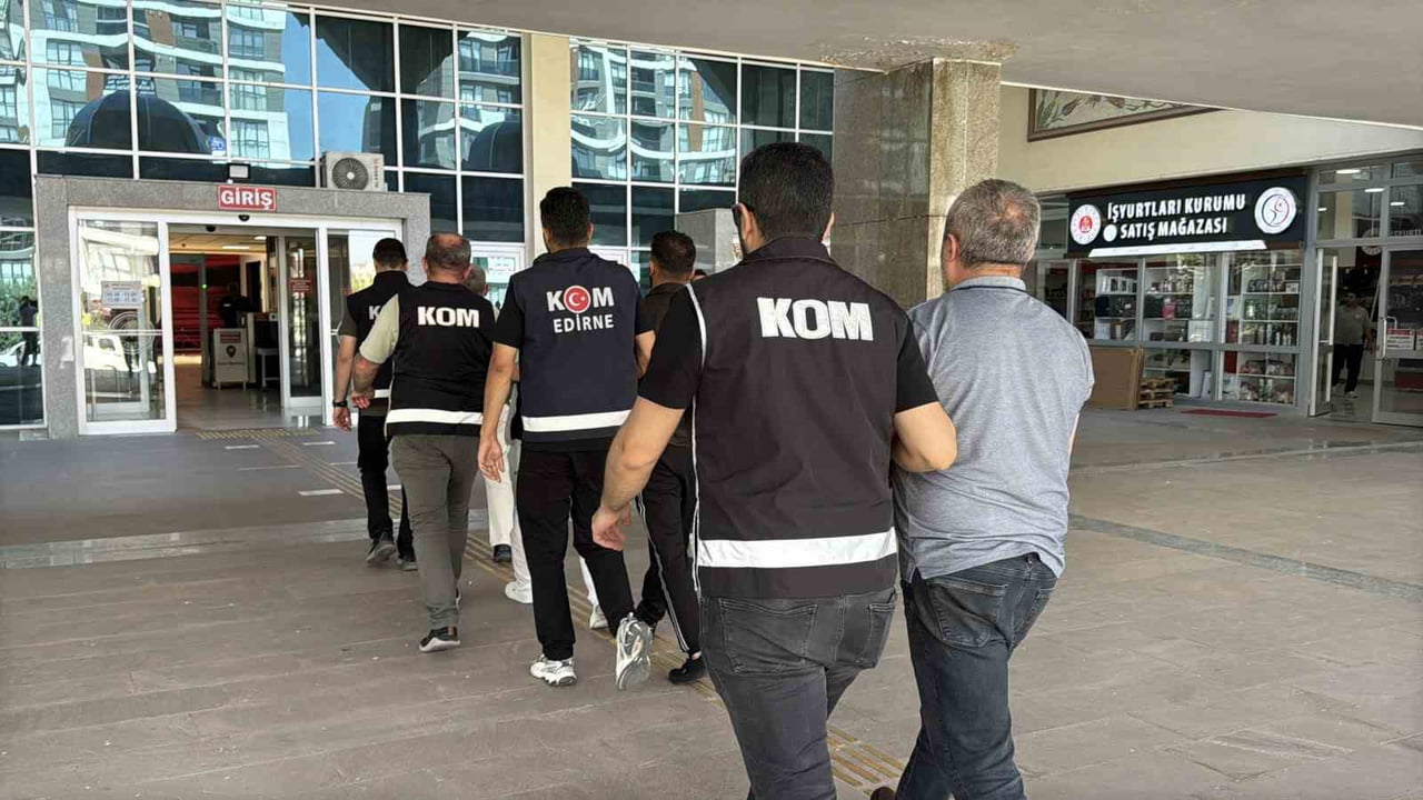 ADLİYEYE SEVK EDİLEN 4 ŞÜPHELİ, ÇIKARTILDIKLARI MAHKEMECE TUTUKLANARAK CEZAEVİNE...