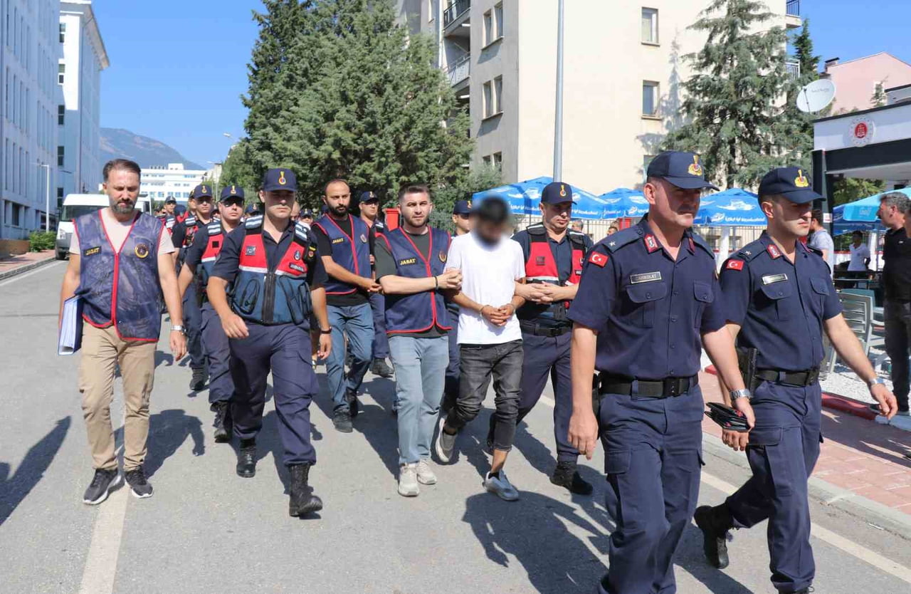 ADLİYEYE SEVK EDİLEN ŞÜPHELİLERDEN 6'SI "NİTELİKLİ DOLANDIRICILIK" SUÇUNDAN TUTUKLANIRKEN, 2...
