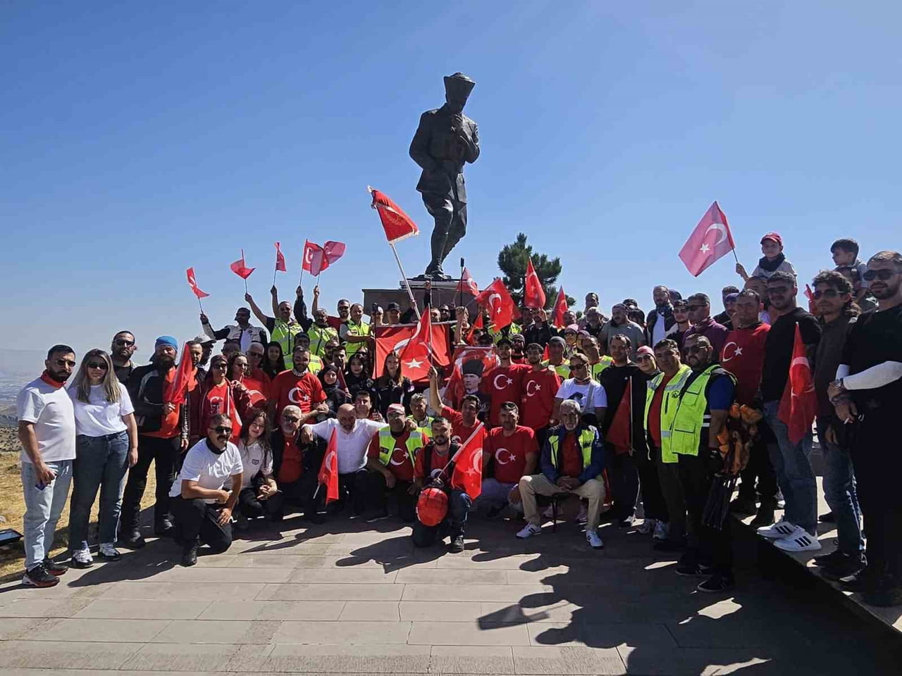 AFYONKARAHİSAR'DA 100'ÜN ÜZERİNDE MOTOSİKLET TUTKUNU, BÜYÜK TAARRUZ'UN 104. YILI DOLAYISIYLA...