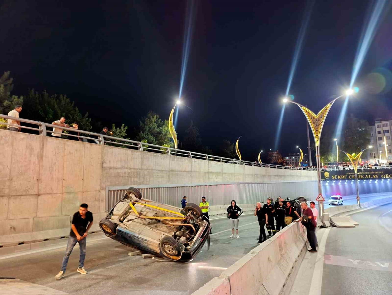 AFYONKARAHİSAR'DA ALT GEÇİTTE ÇARPIŞARAK DEVRİLEN İKİ OTOMOBİLDE 4 KİŞİ YARALANDI.
