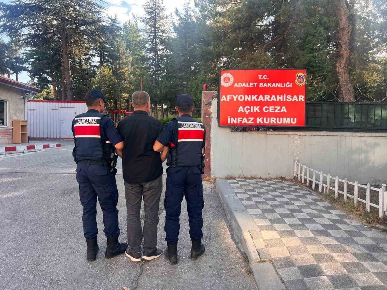 AFYONKARAHİSAR'DA ARANAN ŞAHISLAR YAKALANMASINI YÖNELİK JANDARMA TARAFINDAN GERÇEKLEŞTİRİLEN...