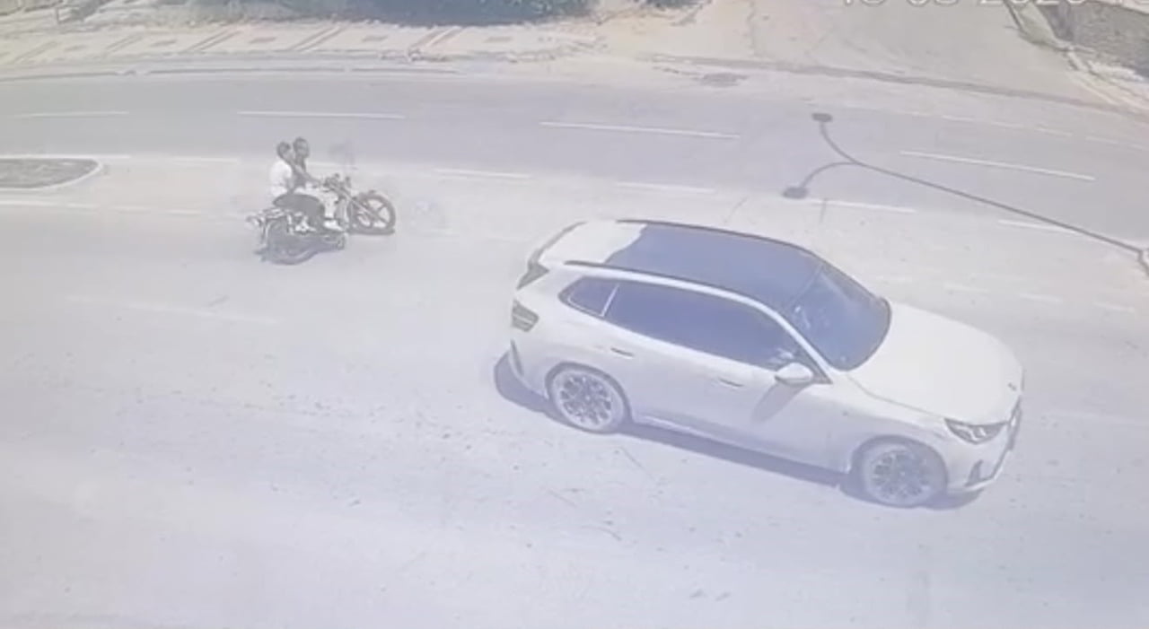 AFYONKARAHİSAR'DA AYDINLATMA DİREĞİNE ÇARPAN VE AĞIR YARALANAN YABANCI UYRUKLU ŞAHIS, KALDIRILDIĞI...