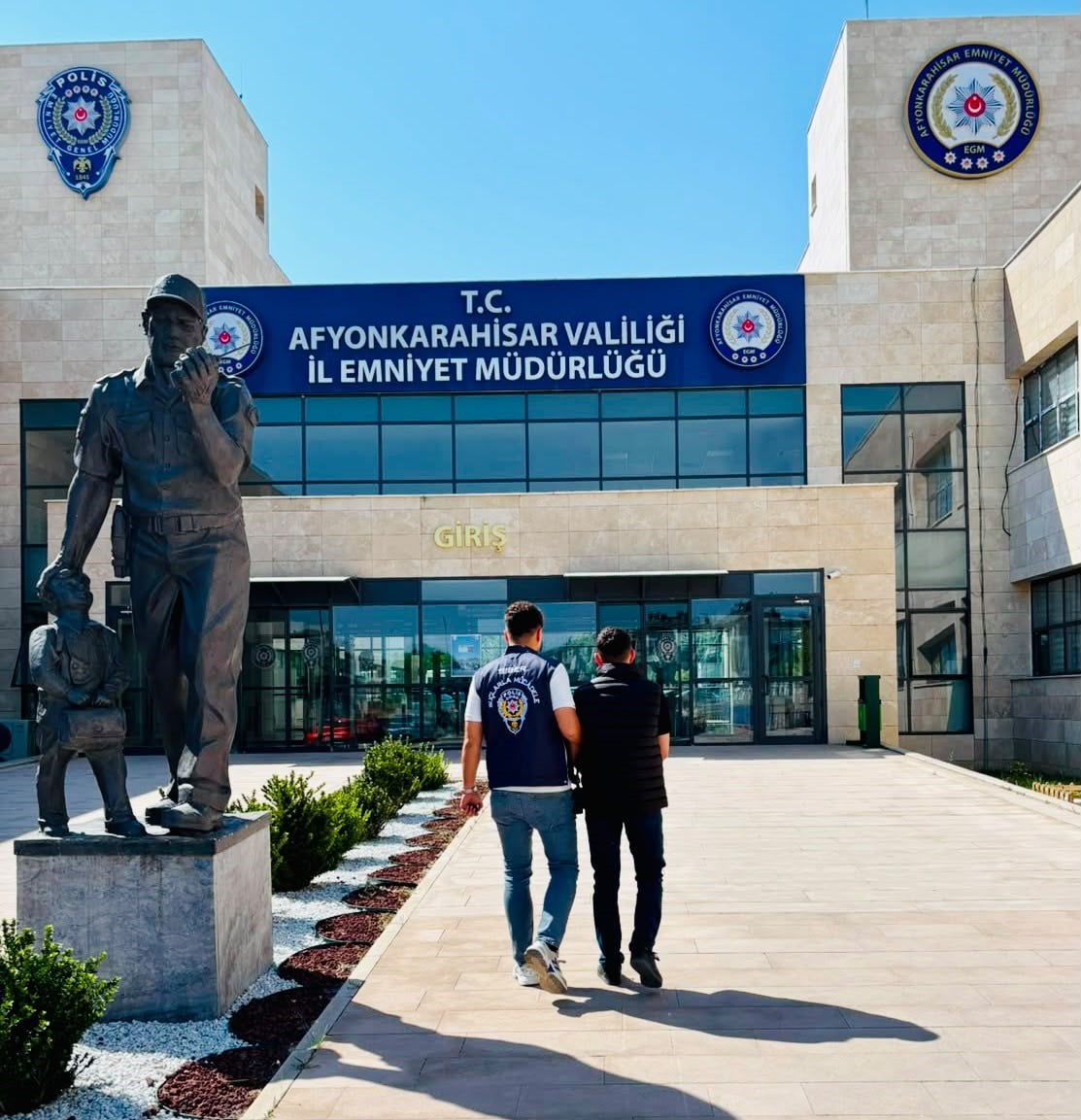 AFYONKARAHİSAR'DA DOLANDIRICILIK SUÇUNDAN HAPİS CEZASI İLE ARANAN BİR ŞAHIS POLİSİN TAKİBİ SONRASI...