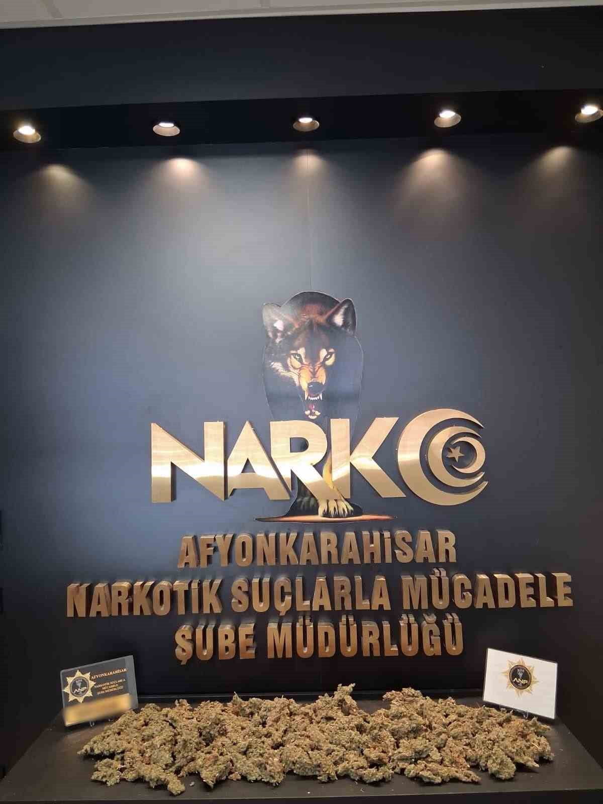 AFYONKARAHİSAR'DA DURDURULAN OTOMOBİLDE 1 KİLO 100 GRAM UYUŞTURUCU MADDE ELE GEÇİRİLİRKEN, OLAYLA...