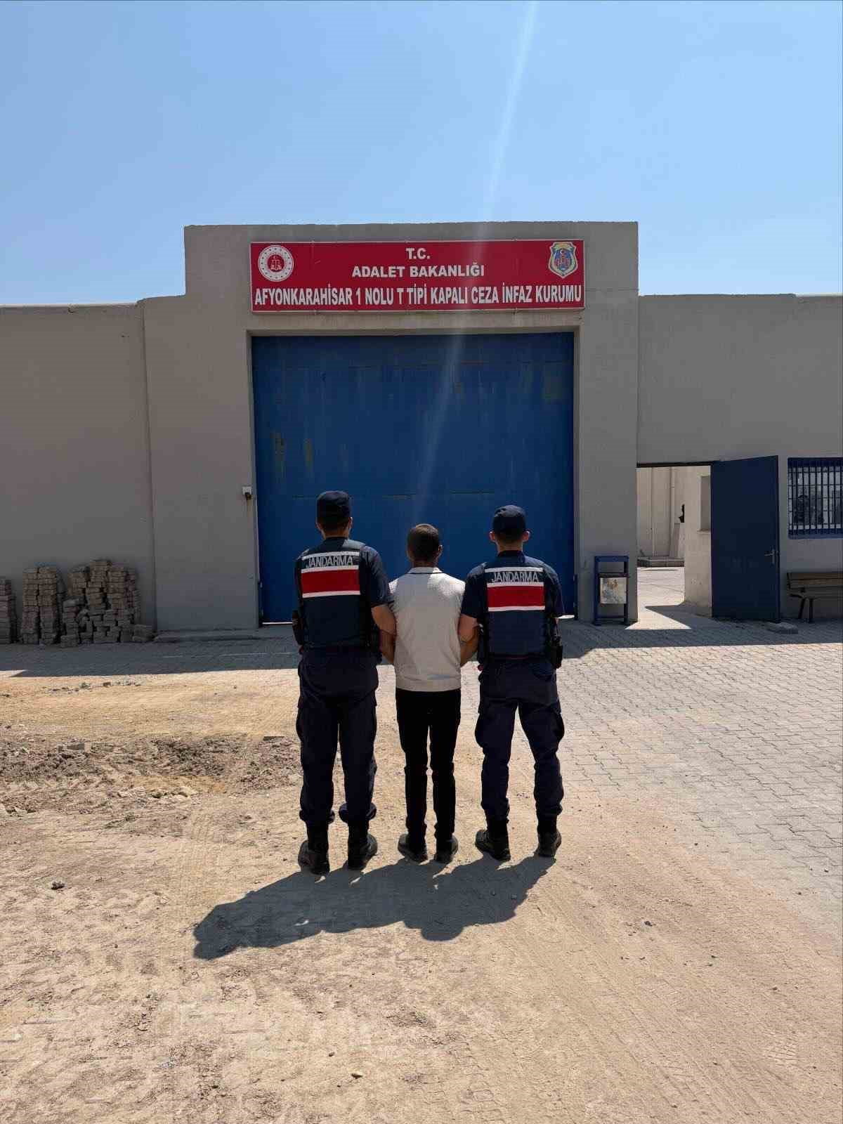 AFYONKARAHİSAR'DA HIRSIZLIK SUÇUNDAN 10 YIL HAPİS CEZASIYLA ARANAN ŞAHIS JANDARMA EKİPLERİ...