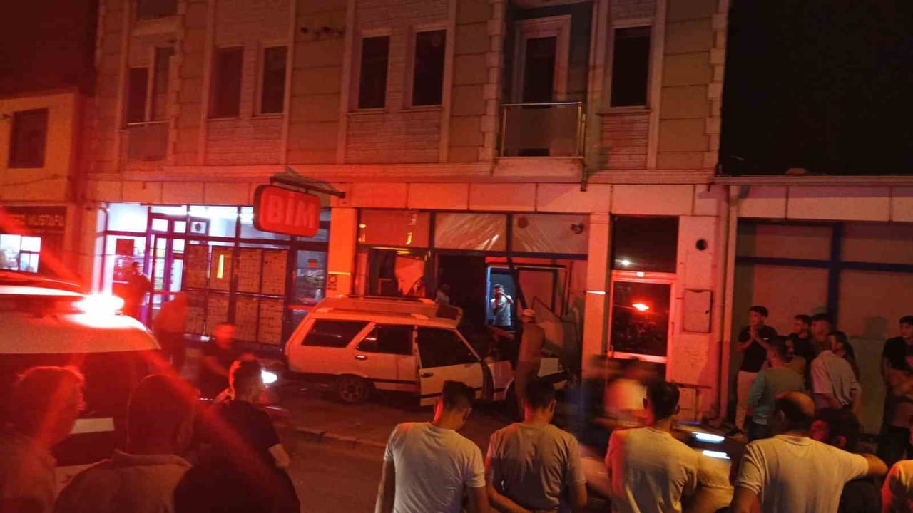 AFYONKARAHİSAR'DA KONTROLDEN ÇIKAN OTOMOBİL ZİNCİR MARKETİN ŞUBESİNDEN İÇERİYE DALDI. KAZANIN GECE...
