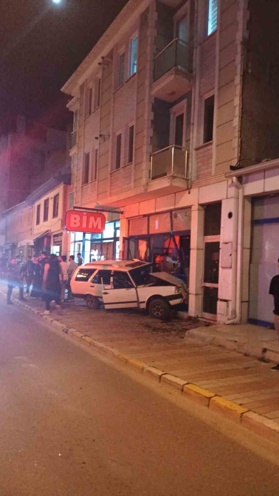 AFYONKARAHİSAR'DA KONTROLDEN ÇIKAN OTOMOBİLİN ZİNCİR MARKETİN ŞUBESİNDEN İÇERİYE GİRDİĞİ ANLAR...