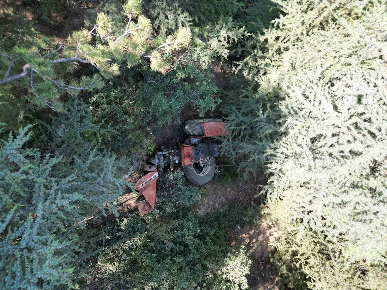 AFYONKARAHİSAR'DA KONTROLDEN ÇIKAN TRAKTÖR YAKLAŞIK 30 METRELİK UÇURUMA YUVARLANDI. 2 KİŞİ...